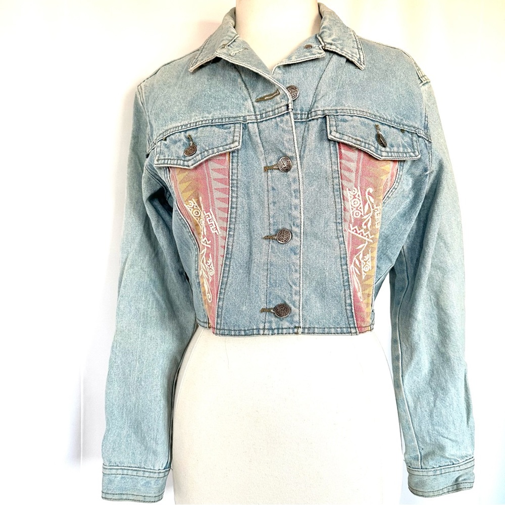 VTG FT BRAND CROPPED LIGHT WASH DENIM JACKET WITH SOUTHWEST PANEL ACCENTS.Sz S